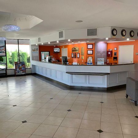 Howard Johnson By Wyndham Reseda Hotel & Suites Los Angeles Exterior photo