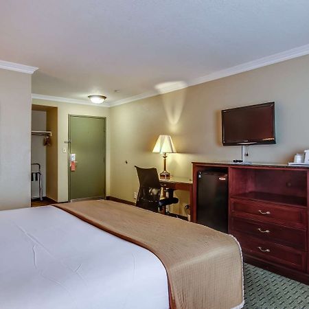Howard Johnson By Wyndham Reseda Hotel & Suites Los Angeles Exterior photo