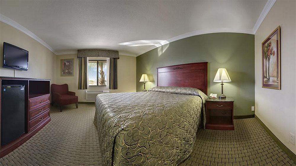 Howard Johnson By Wyndham Reseda Hotel & Suites Los Angeles Exterior photo