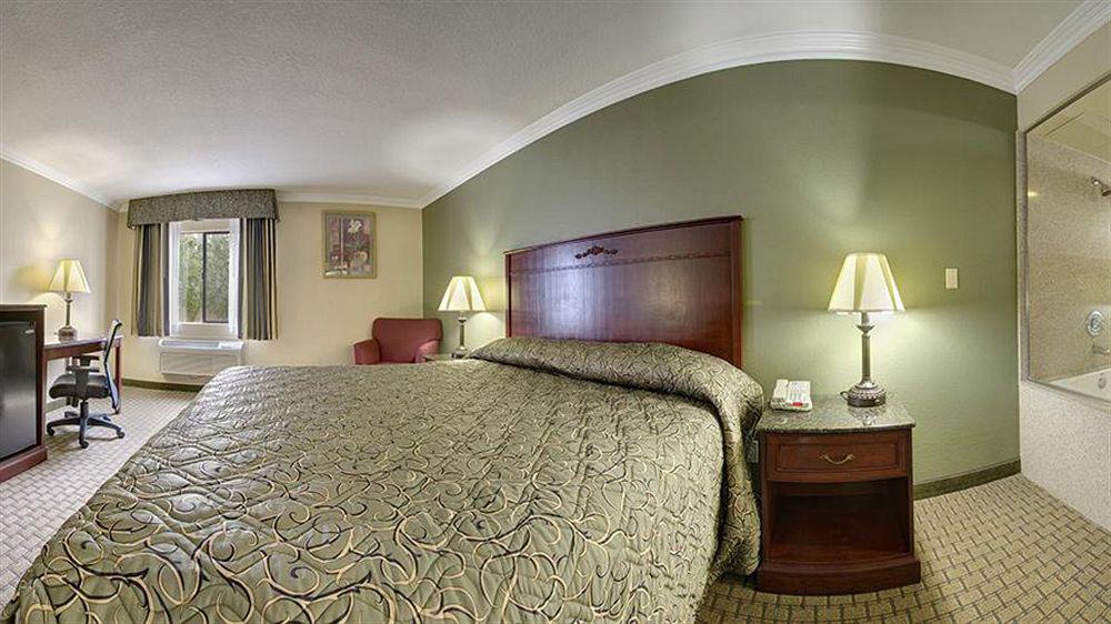 Howard Johnson By Wyndham Reseda Hotel & Suites Los Angeles Exterior photo