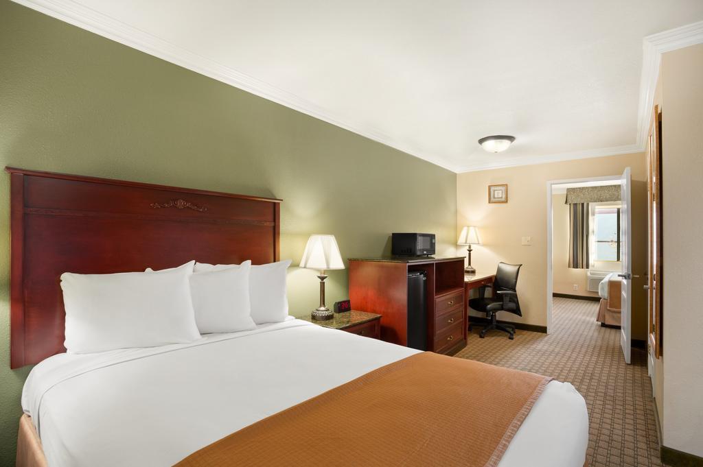 Howard Johnson By Wyndham Reseda Hotel & Suites Los Angeles Exterior photo
