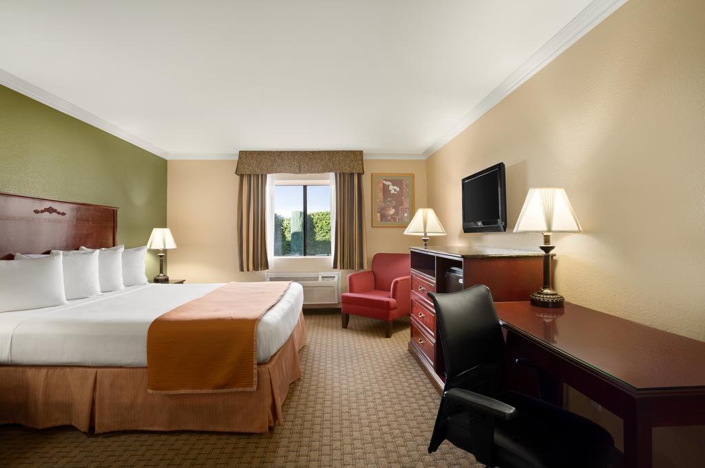 Howard Johnson By Wyndham Reseda Hotel & Suites Los Angeles Exterior photo