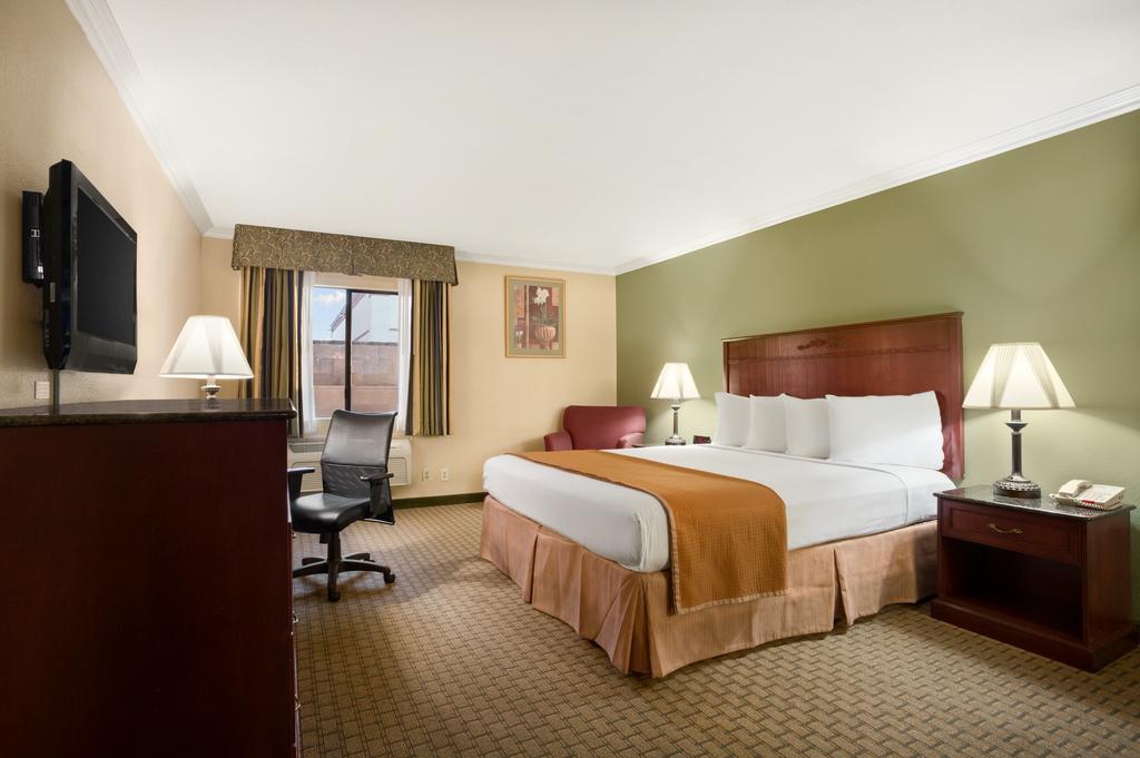 Howard Johnson By Wyndham Reseda Hotel & Suites Los Angeles Room photo