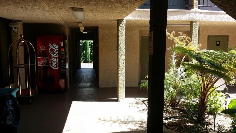 Howard Johnson By Wyndham Reseda Hotel & Suites Los Angeles Exterior photo