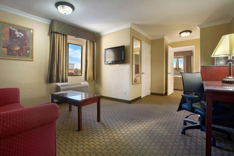 Howard Johnson By Wyndham Reseda Hotel & Suites Los Angeles Exterior photo