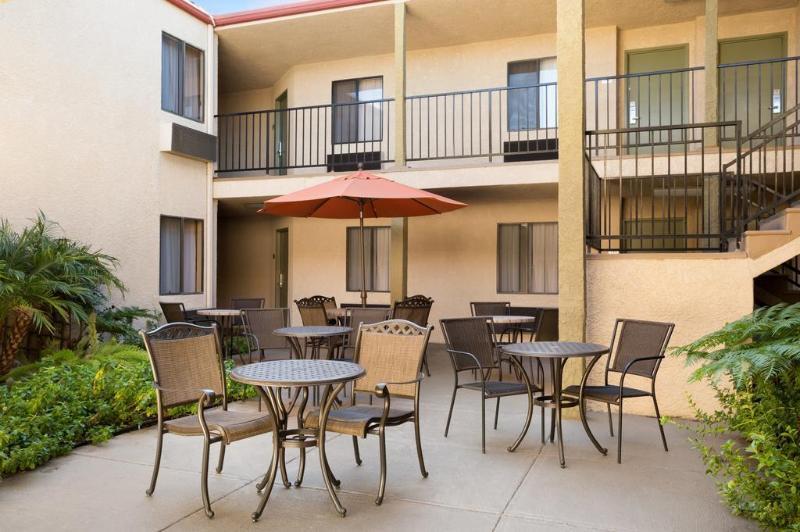 Howard Johnson By Wyndham Reseda Hotel & Suites Los Angeles Exterior photo