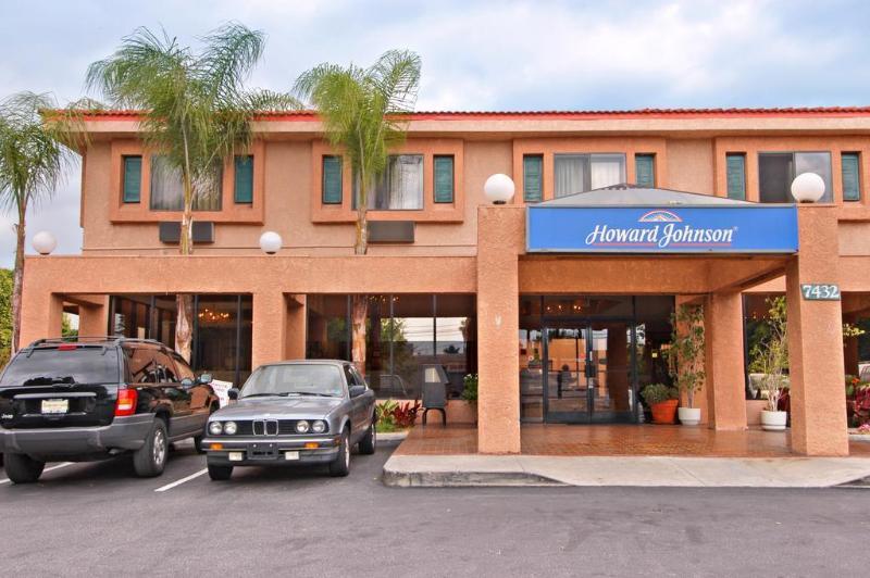 Howard Johnson By Wyndham Reseda Hotel & Suites Los Angeles Exterior photo