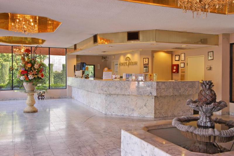 Howard Johnson By Wyndham Reseda Hotel & Suites Los Angeles Exterior photo
