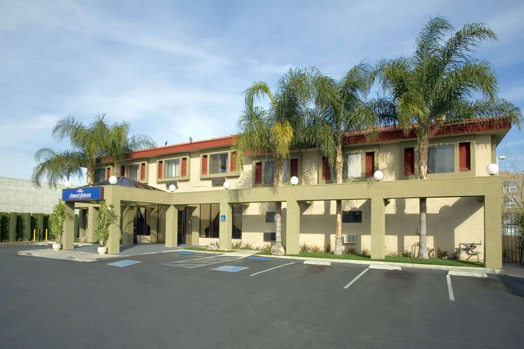 Howard Johnson By Wyndham Reseda Hotel & Suites Los Angeles Exterior photo
