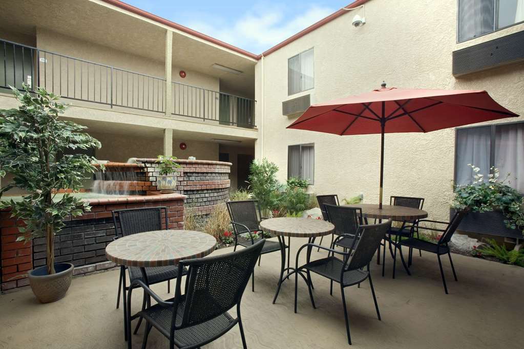 Howard Johnson By Wyndham Reseda Hotel & Suites Los Angeles Facilities photo
