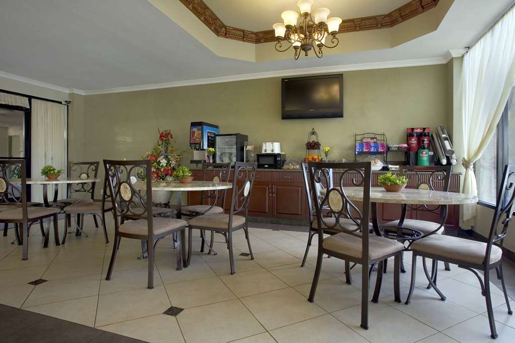 Howard Johnson By Wyndham Reseda Hotel & Suites Los Angeles Restaurant photo