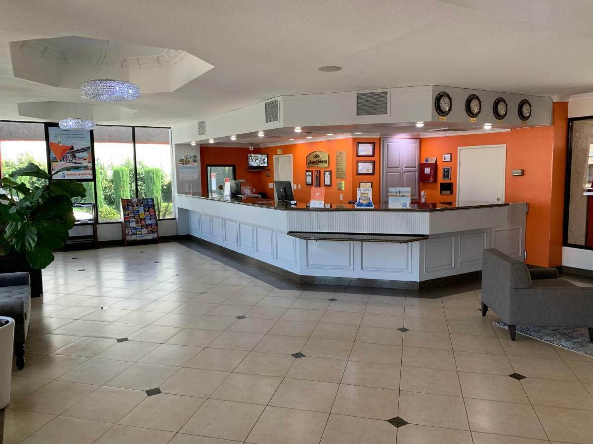 Howard Johnson By Wyndham Reseda Hotel & Suites Los Angeles Exterior photo
