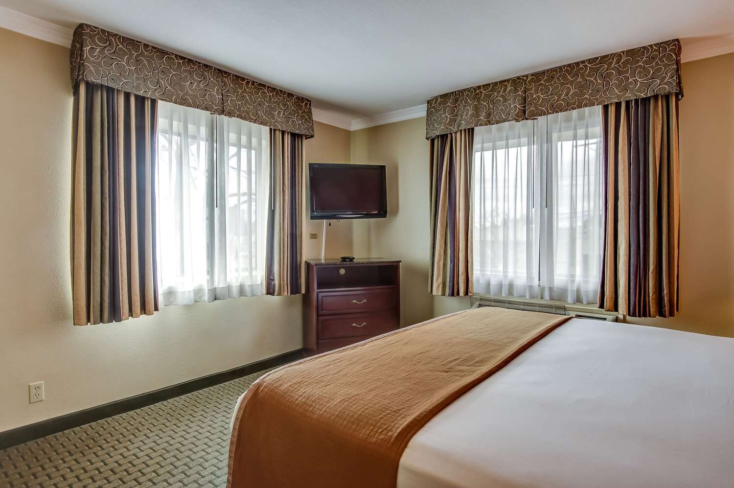 Howard Johnson By Wyndham Reseda Hotel & Suites Los Angeles Exterior photo