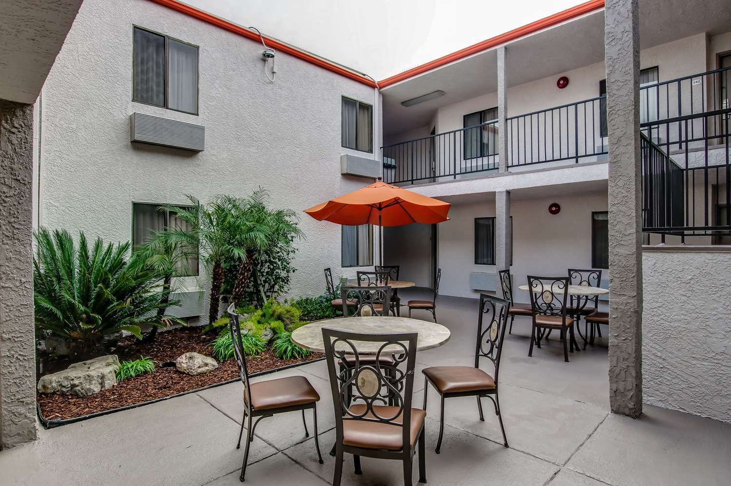 Howard Johnson By Wyndham Reseda Hotel & Suites Los Angeles Exterior photo