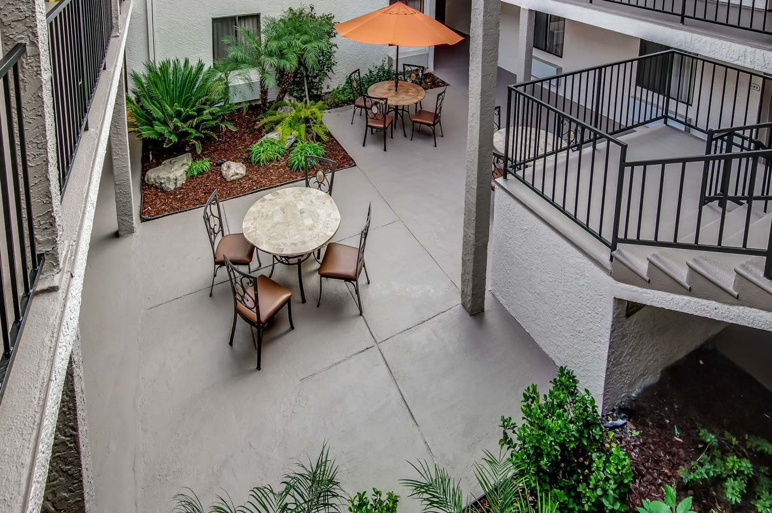Howard Johnson By Wyndham Reseda Hotel & Suites Los Angeles Exterior photo