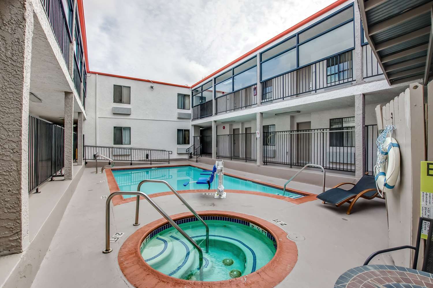 Howard Johnson By Wyndham Reseda Hotel & Suites Los Angeles Exterior photo